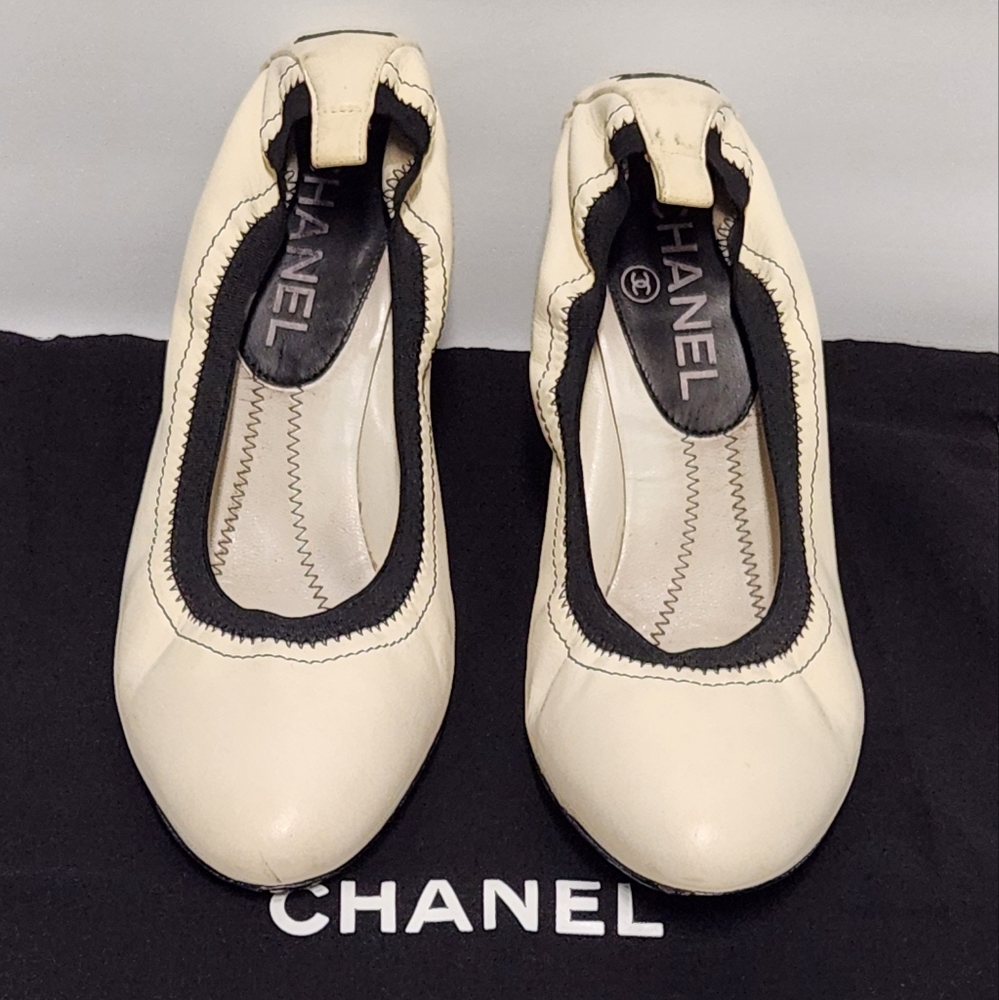 CHANEL Cream and Black CC Logo Kitten Heel Pumps - Picture 2 of 14